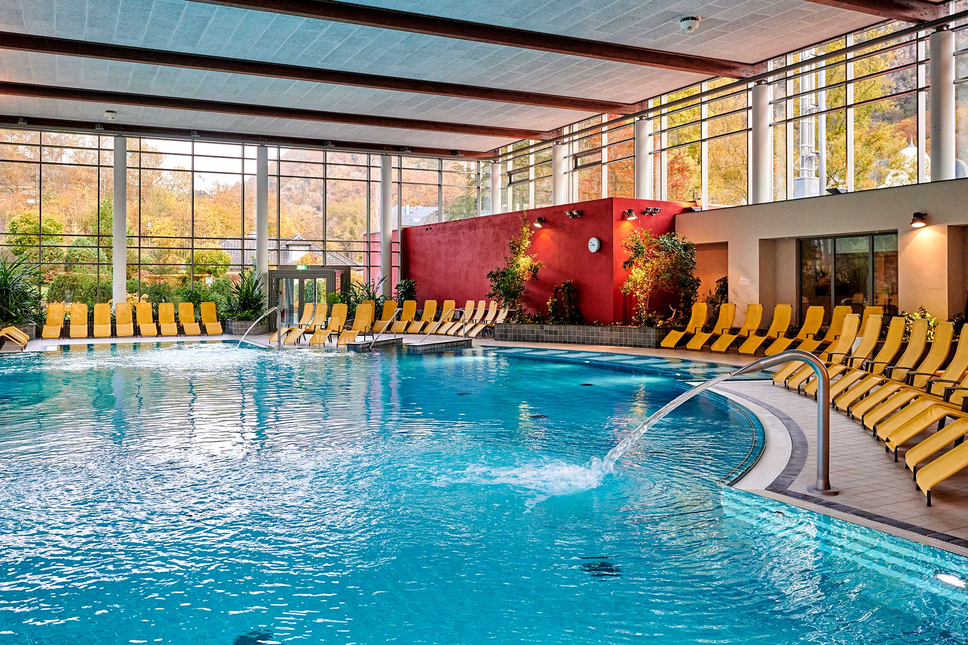 Grosszügiger heller Thermalbad Innenbereich mit Thermalwasser und Massagefontainen