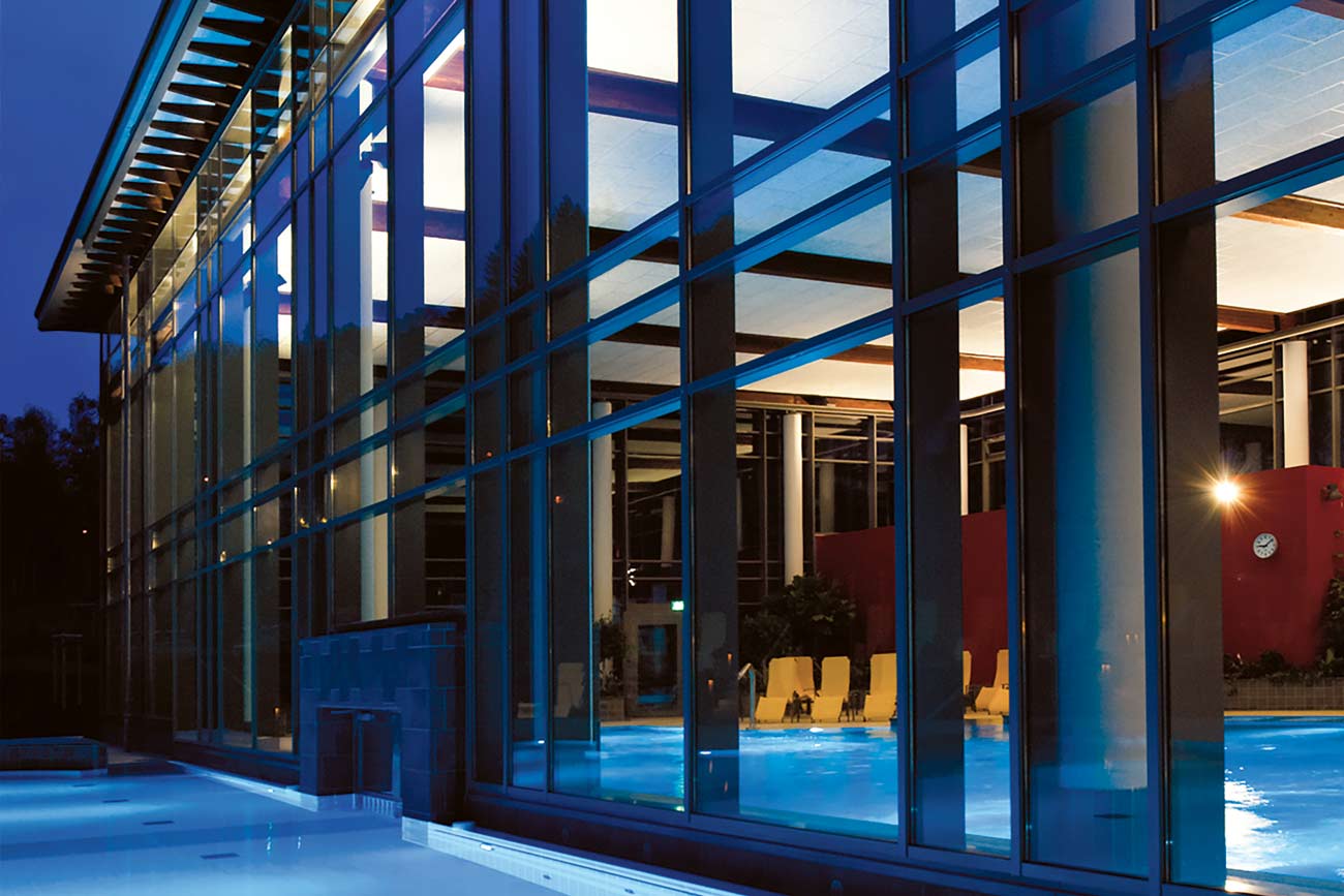 Thermalbad Außenbecken mit Blick auf den Innenbereich