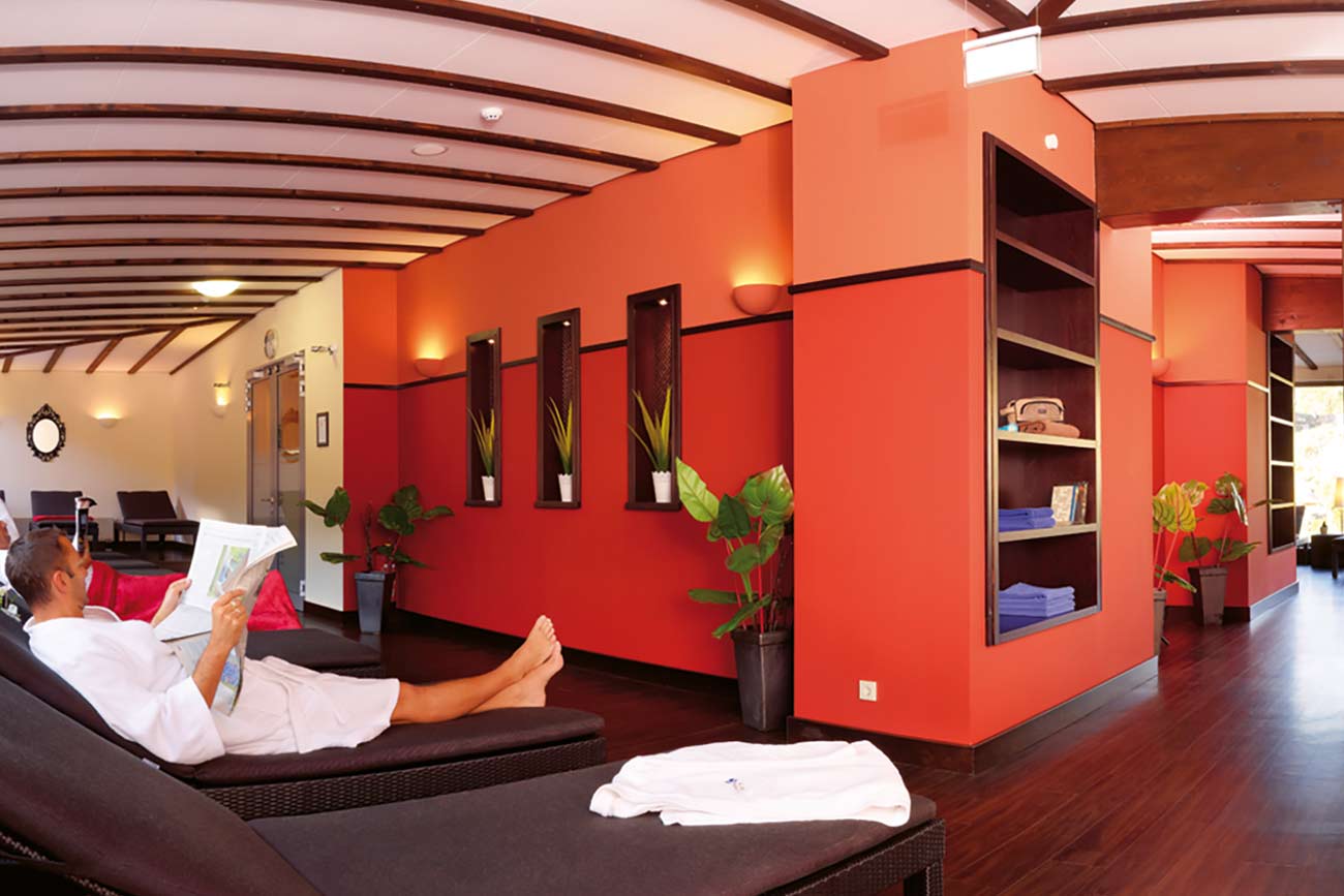 Sauna Ruheraum mit einem Mann, der die Zeitung liest