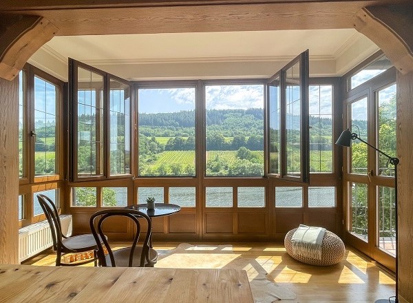 Das WOHLGEMUTH HEIM gemütliches Zimmer von Innen mit schönem Ausblick ins Grüne