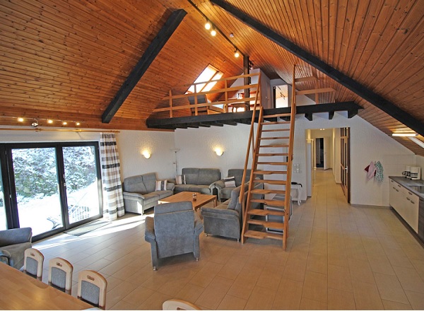 Ferienhaus EifelNatur geräumiges Merhpersonenzimmer mit Dachausbau mit vielen Holzelementen
