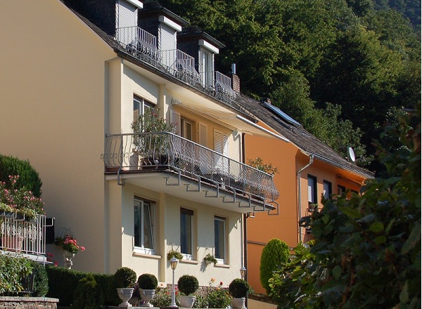 Ferienwohnung Schönblick Blick auf das Haus mit viel Natur