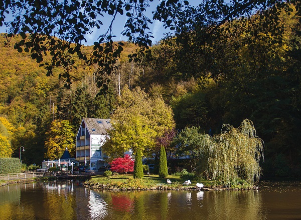 Hotel Am Schwanenweiher Blick auf das Haus und den angrenzenden Weiher