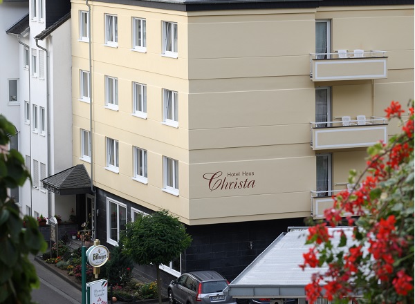 Hotel Haus Christa Außenaufnahme des Hotels im charmanten Cremeton