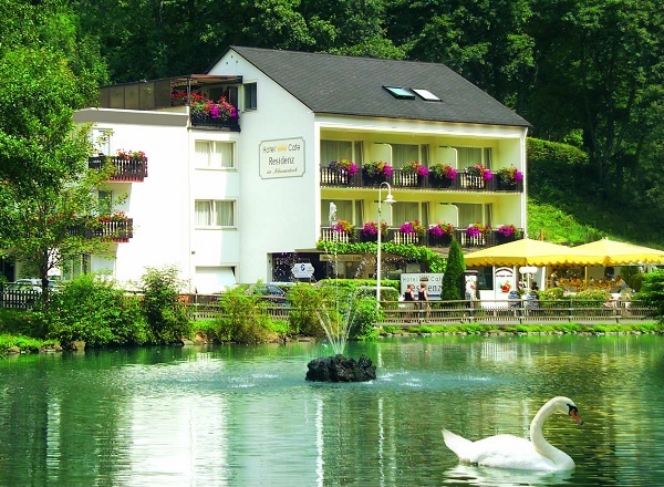 Hotel Residenz Außenaufnahme des Hotels mit angrenzendem Weiher
