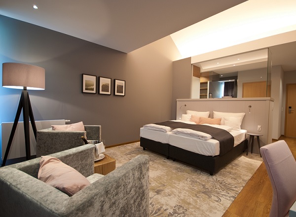 Landidyll Hotel Zur Marienburg Geschmackvoll und modern eingerichtetes Wohn- und Schlafzimmer