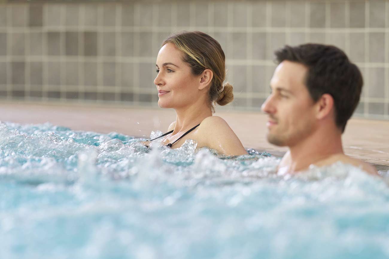 Pärchen genießt gemeinsame Zeit im Whirlpool