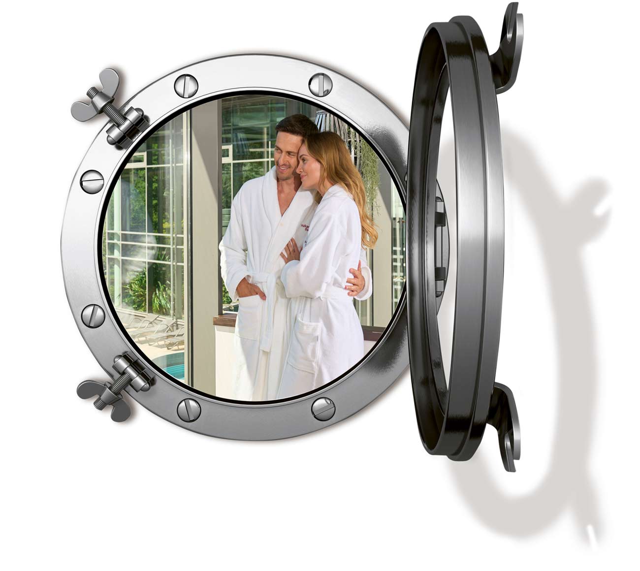 Lächelndes Pärchen mit Bademantel im Thermalbad