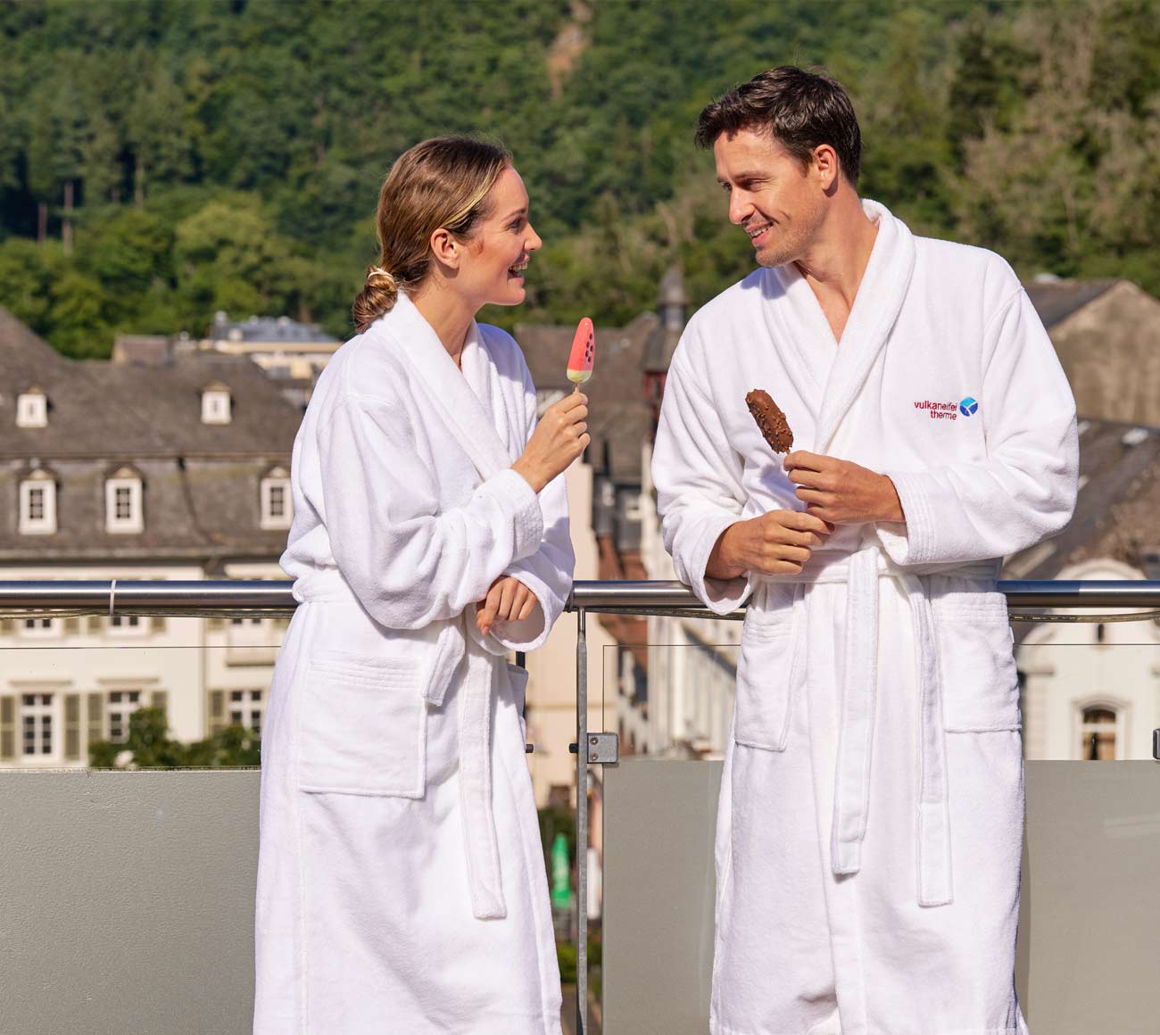 Lächelndes Pärchen genießen ein Eis