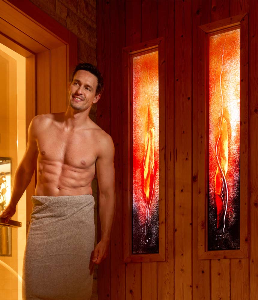Lächelnder Mann tritt in die Sauna ein