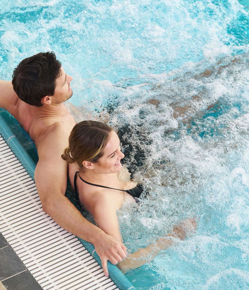 Pärchen genießt gemeinsame Zeit im Whirlpool